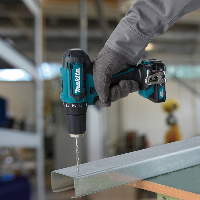 KIT MAKITA: MAȘINĂ DE GĂURIT ȘI ÎNȘURUBAT FĂRĂ FIR + PISTOL DE IMPACT + 26 ACCESORII + 2 ACUMULATORI